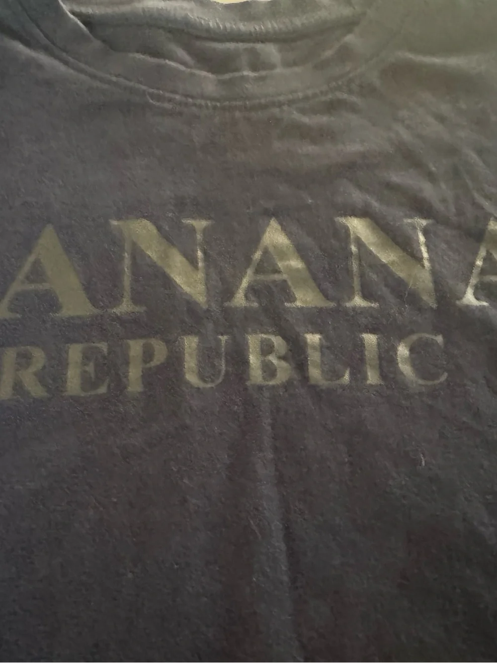 Banana Republic Logo Tee in Navy with gold print. Size Men’s Medium Casual style